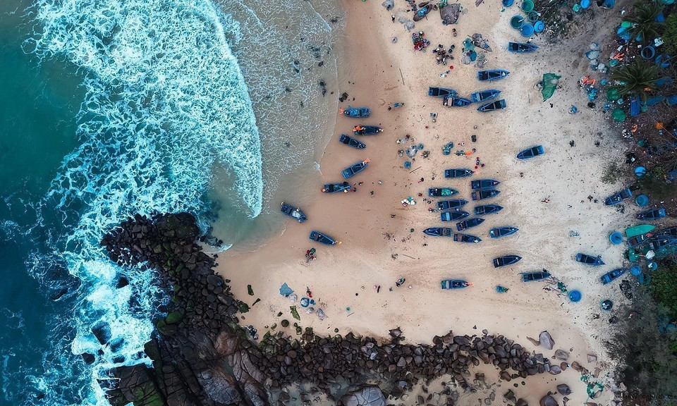 Les dernières barques accostent lorsque le soleil était haut dans le ciel. Beaucoup de touristes viennent à Phu Yên uniquement pour visiter des lieux célèbres, mais cela ne permet pas de vivre une expérience complète. Photo : VnExpress