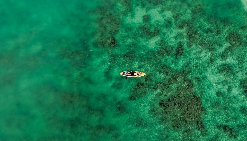 L’île dispose de cinq zones aménagées pour les visiteurs, proposant des activités comme le paddle (SUP), la baignade, la plongée avec masque et tuba pour observer les coraux, le camping nocturne. Il est aussi un endroit idéal pour admirer un coucher de soleil flamboyant sur la mer. Photo: VnExpress