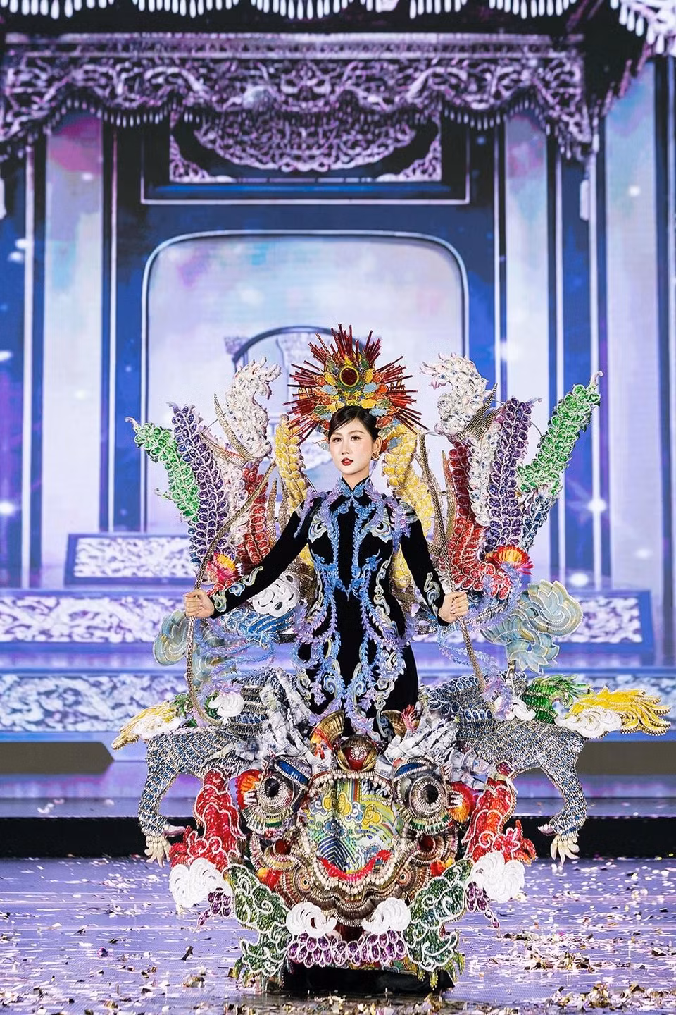 Les candidates mettent en avant leur élégance, leur prestance et leur assurance sur scène lors de la demi-finale de Miss Grand Vietnam 2026.