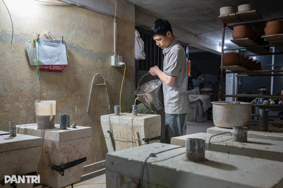 L’artisant explique qu’il lui faut près de trois mois pour préparer les modèles, les styles et les moules de ses figurines. Photo : dantri.com.vn
