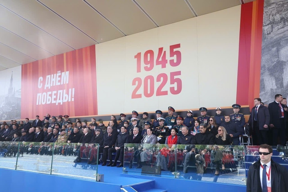 Le secrétaire général Tô Lâm, son épouse et des dirigeants de divers pays assistent au parade militaire sur la Place Rouge à Moscou pour marquer le 80e anniversaire de la victoire de l'Union soviétique dans la Grande Guerre patriotique (1945-2025). Photo : VNA