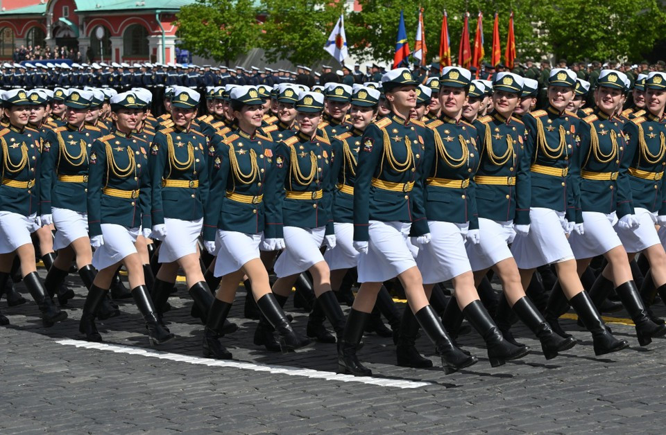 Des femmes soldats marchent lors du défilé marquant le 80e anniversaire de la victoire de l'Union soviétique dans la Grande Guerre patriotique à Moscou, en Russie, le 9 mai 2025. Photo : AA/VNA