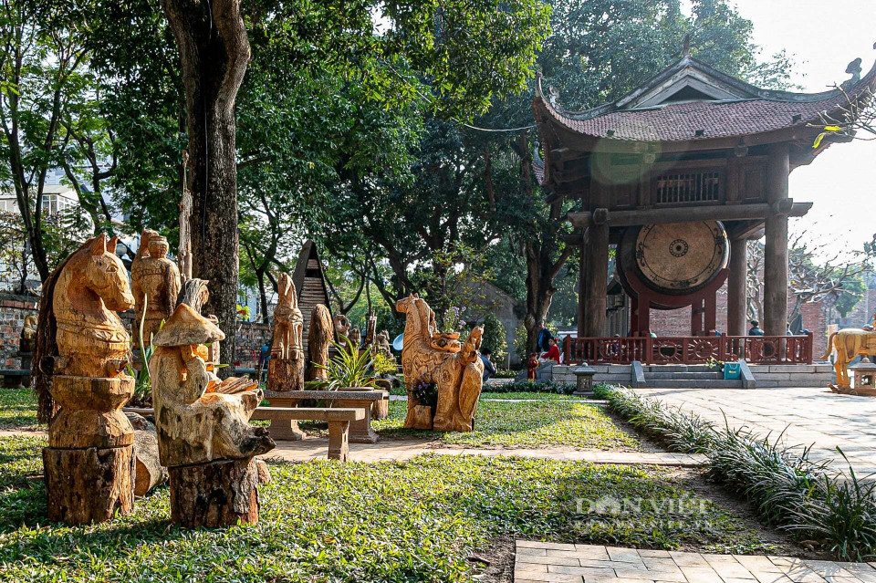 L’exposition «Le cheval descend en ville» se tient au Temple de la Littérature jusqu’à la fin du mois de mars 2026.Photo: danviet.vn