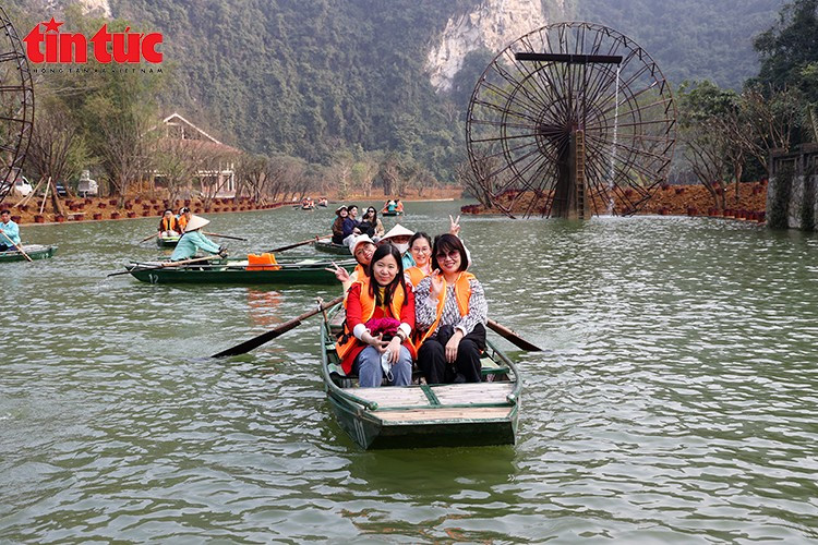 En pénétrant plus profondément dans la vallée, un embarcadère permet aux visiteurs de découvrir Thung Ui sous un angle nouveau, menant vers un espace reconstituant la culture Muong.