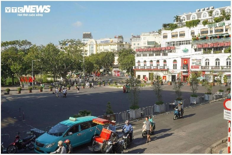 La rue Dinh Tiên Hoàng a été transformée en zone piétonne avec de nouveaux espaces verts suite à l’aménagement de la circulation. Des rangées de bancs en pierre offrent un espace de détente aux visiteurs. Photo: VTC