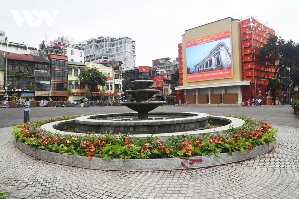 La première phase de rénovation de la place Dông Kinh Nghia Thuc est terminée, offrant une nouvelle physionomie à la zone piétonne autour de l’emblématique lac Hoàn Kiêm (Épée restituée), au cœur de la capitale Hanoi.