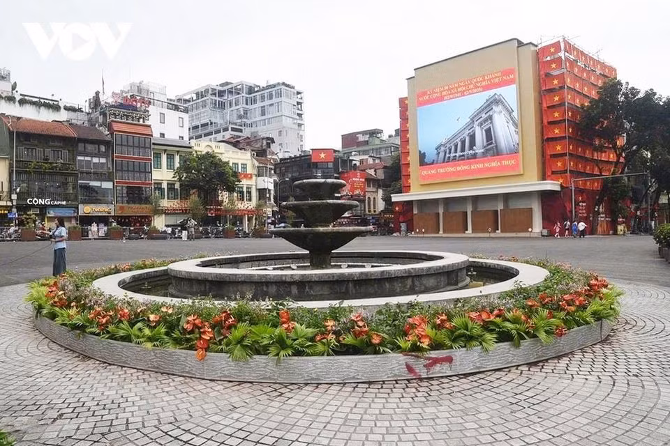 La première phase de rénovation de la place Dông Kinh Nghia Thuc est terminée, offrant une nouvelle physionomie à la zone piétonne autour de l’emblématique lac Hoàn Kiêm (Épée restituée), au cœur de la capitale Hanoi.