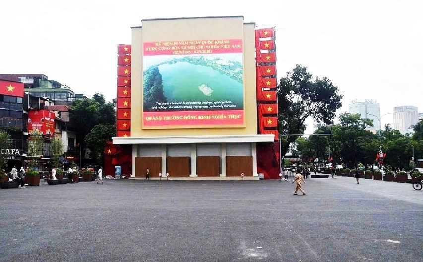 La place, l’un des sites touristiques les plus célèbres et les plus importants du Vietnam, doit son nom au Dông Kinh Nghia Thuc (École de la Capitale de l’Est pour la Juste cause), une école progressiste fondée par des érudits vietnamiens en 1907 pour promouvoir l’éducation moderne et le patriotisme.