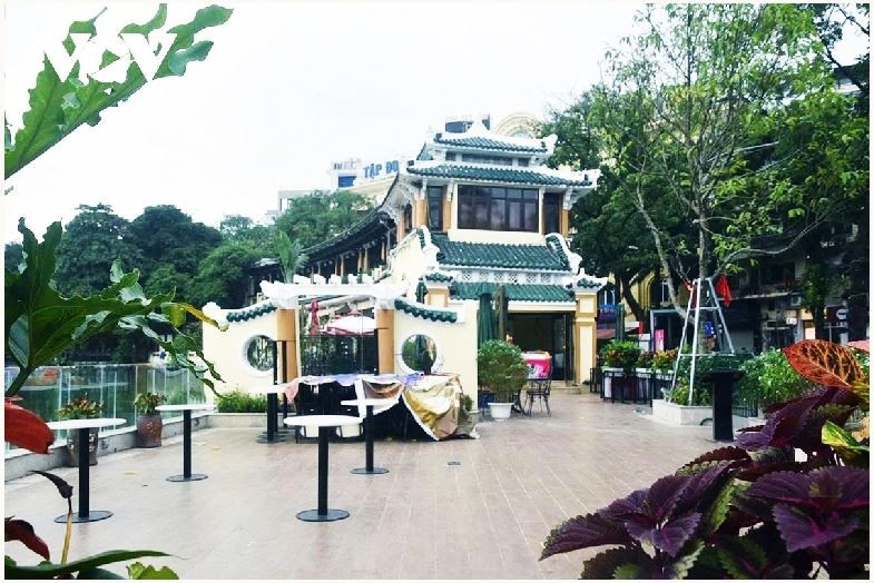 Les auvents, marquises et structures auxiliaires du restaurant Thuy Ta ont été retirés afin de restaurer son architecture d’origine. La deuxième phase comprendra des études sur le développement des installations souterraines sous la place, la poursuite de la modernisation des bâtiments adjacents donnant sur la place et l’amélioration complète des infrastructures techniques, conformément au statut du lac Hoàn Kiêm en tant que site patrimonial national spécial.