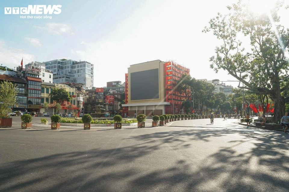 Après trois mois de travaux, les autorités de l’arrondissement de Hoàn Kiêm ont achevé la première phase de rénovation de la place Dông Kinh Nghia Thuc, agrandissant la zone à 1,4 hectare.