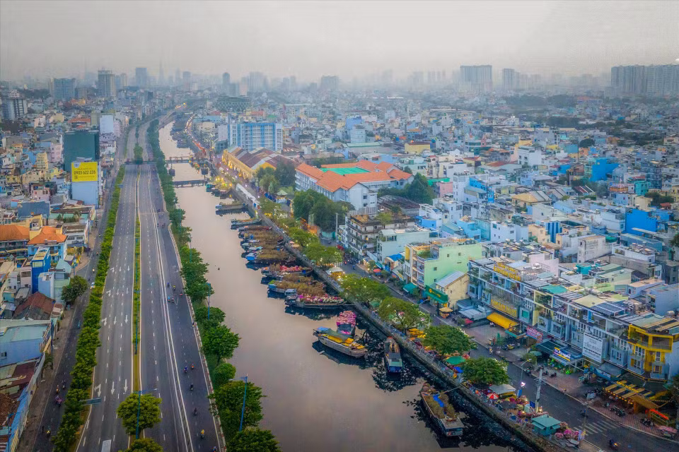 Vue aérienne du quai de Bình Đông, lieu emblématique du marché aux fleurs du Têt à Ho Chi Minh-Ville. Hô Chi Minh-Ville constitue le plus grand marché floricole du Sud. À l’approche du Têt, des marchés emblématiques tels que Hô Thi Ky (arrondissement de Go Vâp) et Bên Binh Dông (arrondissement de Binh Dông) s’animent jour et nuit, attirant résidents et visiteurs venus flâner, admirer les compositions florales et immortaliser ces instants.