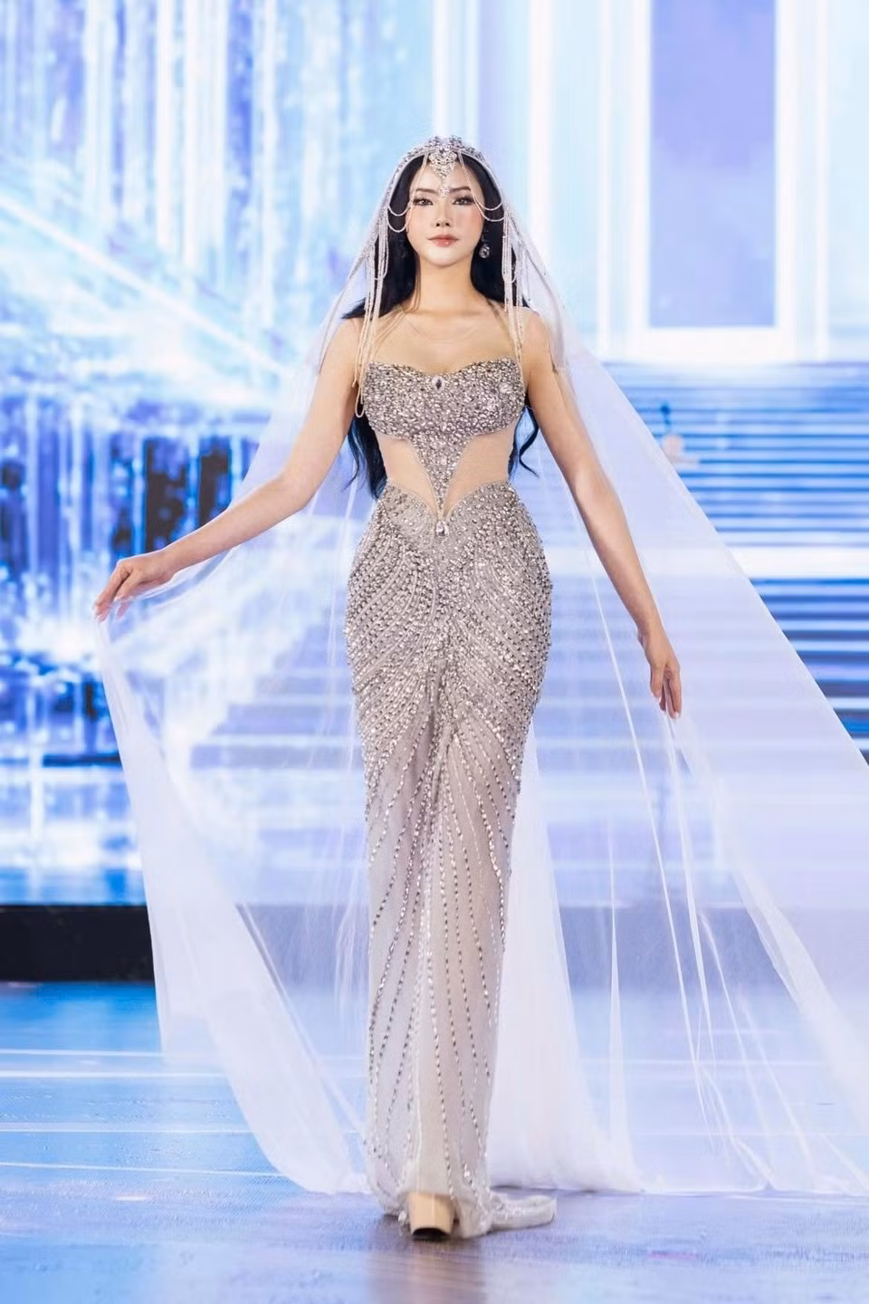 Les 30 meilleures candidates présentent leurs robes de soirée et se présentent devant le jury.