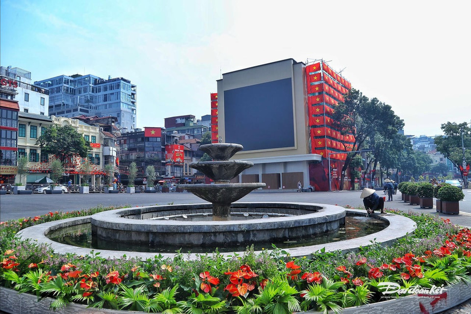 La démolition du bâtiment «Mâchoire de requin» marque la première étape d’un plan de revitalisation de la place Dông Kinh Nghia Thuc, un espace symbolique reliant deux zones patrimoniales majeures : le complexe du lac Hoàn Kiêm et du temple Ngoc Son au sud et le vieux quartier historique au nord. Photo: daidoanket.vn