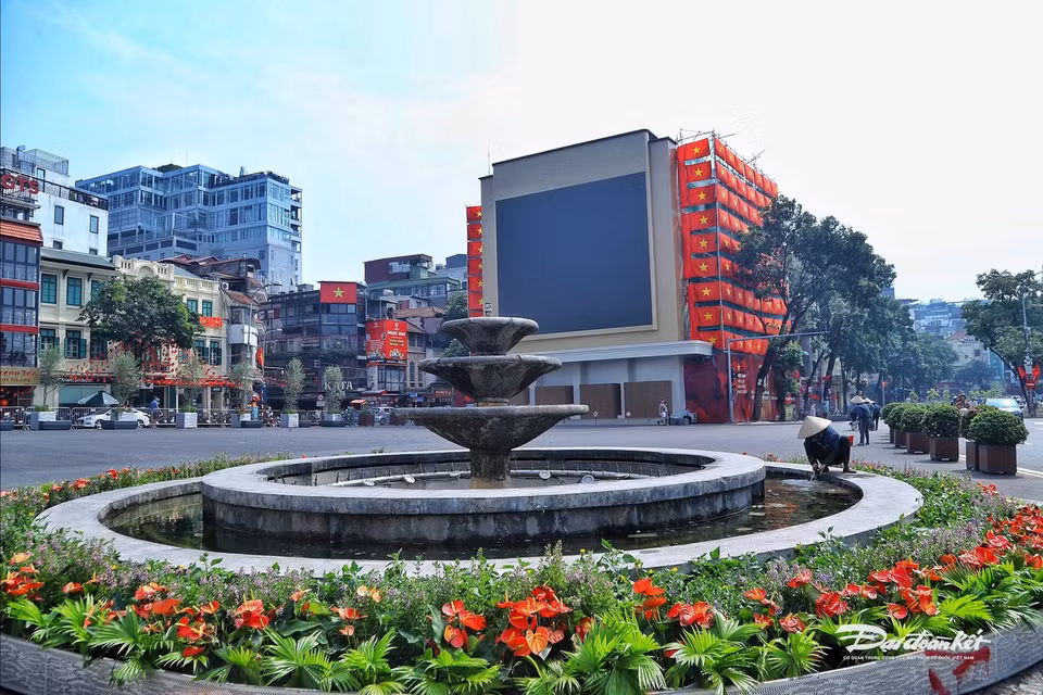 La démolition du bâtiment «Mâchoire de requin» marque la première étape d’un plan de revitalisation de la place Dông Kinh Nghia Thuc, un espace symbolique reliant deux zones patrimoniales majeures : le complexe du lac Hoàn Kiêm et du temple Ngoc Son au sud et le vieux quartier historique au nord. Photo: daidoanket.vn