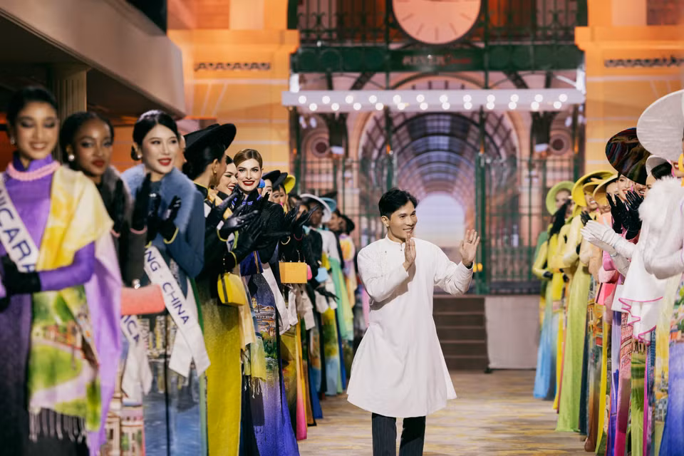 Les candidates étrangères et le créateur Trung Dinh offrent un événement festif aux passionnés de mode sur un yacht de croisière fluviale à Hô Chi Minh-Ville. Les candidates assisteront au défilé « Best of Vietnam Ao Dai Show &amp; Tea Connect Music » et au défilé de costumes de carnaval à Dà Lat. À Hô Chi Minh-Ville, elles participeront à d’importantes compétitions telles que le Sommet Vert, les délibérations du jury, le défilé final et des activités communautaires.