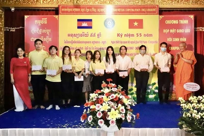 Remise de  bourses d'études à des étudiants cambodgiens à Ho Chi Minh-Ville