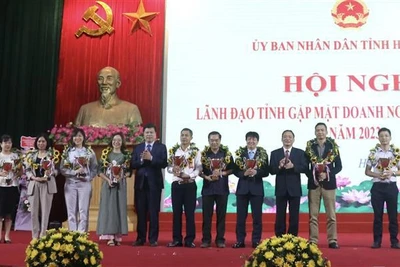 Rencontre des entreprises et hommes d'affaires à Hung Yen