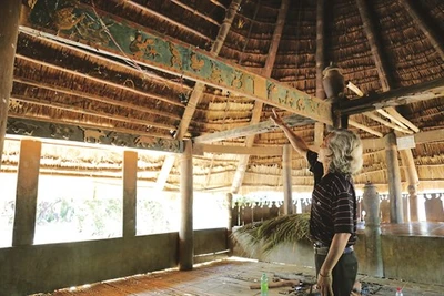 Bh’riu Pô grave la culture Co Tu dans le bois précieux