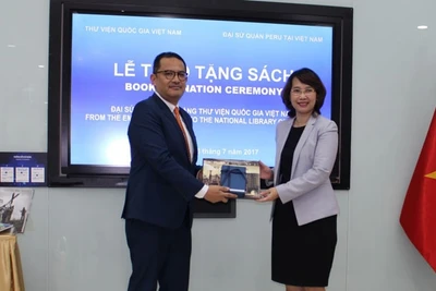 Le Pérou remet des livres à la Bibliothèque nationale du Vietnam