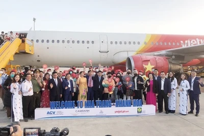 Khanh Hoa accueille le premier vol transportant les touristes chinois lors du Têt