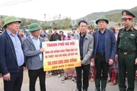 Le 22 novembre, le secrétaire adjoint du Comité municipal du Parti de Hanoï, Nguyen Trong Dong, remet une aide financière de 50 milliards de dongs de Hanoï à la province de Gia Lai. Photo : Vov.vn 