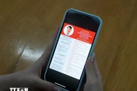 Les informations concernant les candidats au Conseil populaire provincial de Khanh Hoa pour le mandat 2026-2031 sont diffusées sur des plateformes d'information numériques. Photo : VNA 