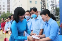 Remise de cadeaux du Têt aux membres du syndicat et aux travailleurs en difficulté pendant le Nouvel An lunaire. Photo : VNA