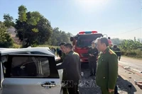 La collision s'est produite le 26 novembre vers 13h30 sur la Nationale 1A, à hauteur de la commune de Nhân Ly, lorsqu'un tracteur routier immatriculé 98E-000.77 a percuté une voiture de tourisme immatriculée 19A-483.13. Photo: VNA