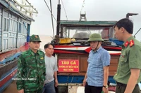 Les autorités de la province de Quang Tri inspectent régulièrement les navires de pêche opérant en mer. Photo : VNA 