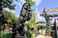 La mascotte du cheval est sculptée en bois flotté. Photo : VNA