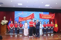 L'ambassadeur Nguyen Minh Tam remet le premier prix à l'équipe de l'École pour surdoués de l'Université nationale du Laos. Photo : VNA