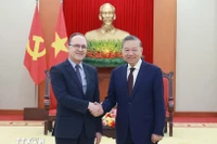 Le secrétaire général du Parti To Lam (droite) reçoit l'ambassadeur de la Russie au Vietnam, Gennady Bezdetko. Photo : VNA