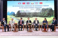 Des délégués partagent leurs expériences en matière de développement du tourisme durable. Photo : VNA