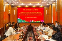 Séance de travail entre les autorités de Can Tho et les représentants du consortium formé par la société China Harbour Engineering (Vietnam) et la société par actions Shenzhen Energy Group. Photo: VNA