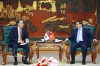 Le Premier ministre Pham Minh Chinh (droite) reçoit le président du Conseil de la Commission économique eurasiatique (CEE), Bakytzhan Sagintayev. Photo: VNA