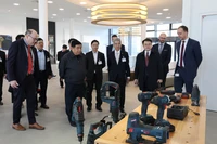 Le vice-Premier ministre Nguyen Chi Dung visite le groupe industriel Bosch, en Allemagne. Photo : VNA 
