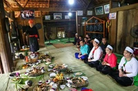 Cérémonie de culte du dieu de la cuisine chez les Muong. Photo : VNA