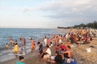 De nombreux habitants et touristes se rendent sur la plage de Thuan An à Hue pour se détendre et se baigner. Photo : VNA 