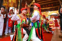 Fête du village de Trieu Khuc : l'éclat de la danse ancestrale des hommes travestis