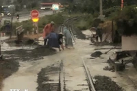 Un tronçon de voie ferrée est inondée dans la zone traversant la commune de Nam Cam Ranh, à Khanh Hoa. Photo : VNA 