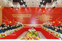 Entretien entre général d’armée Phan Van Giang, ministre de la Défense du Vietnam, et son homologue chinois, le général de corps d'armée Dong Jun. Photo: VNA