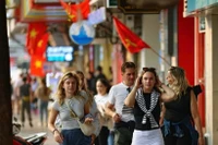 De janvier à octobre, le pays accueille 17,2 millions de visiteurs, soit une augmentation annuelle de 21,5%. Photo: VNA