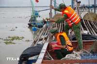Des gardes-frontières de la province de Dong Thap inspectent le fonctionnement du système de surveillance des navires de pêche. Photo : Cong Tri/VNA