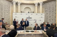 L'académicien Gennedy Kraniskov, président de l'Académie des sciences de Russie et Héros du Travail de Russie (droite) remet le titre d'académicien professeur au professeur et académicien Châu Van Minh. Photo : VNA 