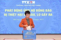 La directrice générale de la VNA, Vu Viet Trang, apporte son soutien aux populations sinistrées. Photo : VNA