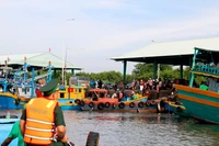 Les forces compétentes patrouillent les bateaux de pêche au port de Phu Hai, province de Lam Dong. Photo : VNA
