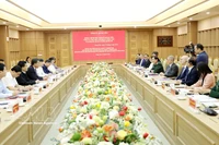 Séance entre l’ambassadeur de Belgique au Vietnam, Karl Van Den Bossche, et les autorités de la province de Hung Yen. Photo: VNA