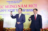 Tran Luu Quang (à gauche), membre du Bureau politique et secrétaire du Comité du Parti de Hô Chi Minh-Ville, à la rencontre. Photo : VNA