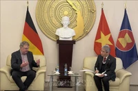 L’ambassadeur du Vietnam en Allemagne, Nguyen Dac Thanh (droite), et le président du Parti communiste allemand (DKP), Patrik Köbele. Photo: VNA