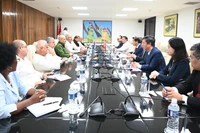 Entrevue entre la délégation vietnamienne et Roberto Morales Ojeda, membre du Bureau politique et secrétaire d'organisation du Parti communiste cubain. Photo: VNA